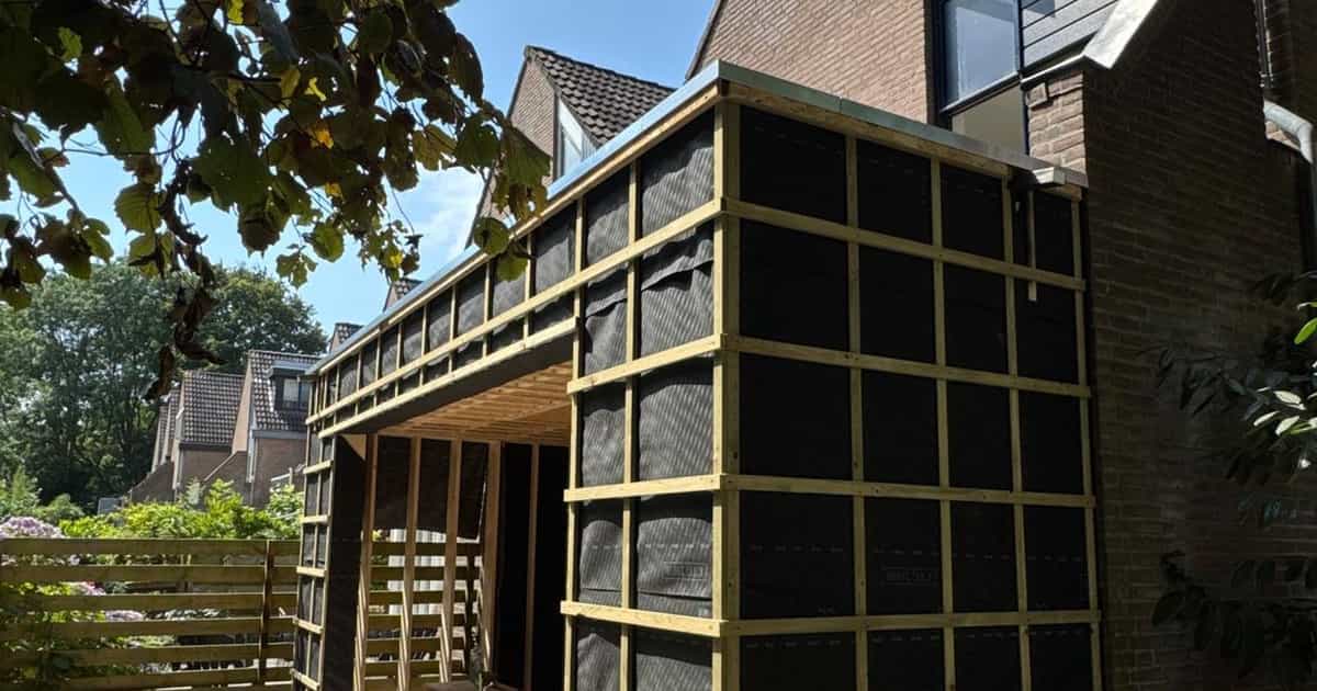 Houtskelet van de aanbouw aan de Antoon Coolenlaan in Groningen