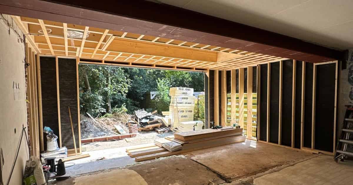 Ruwbouw van de aanbouw aan de Antoon Coolenlaan in Groningen met een brede opening naar de tuin