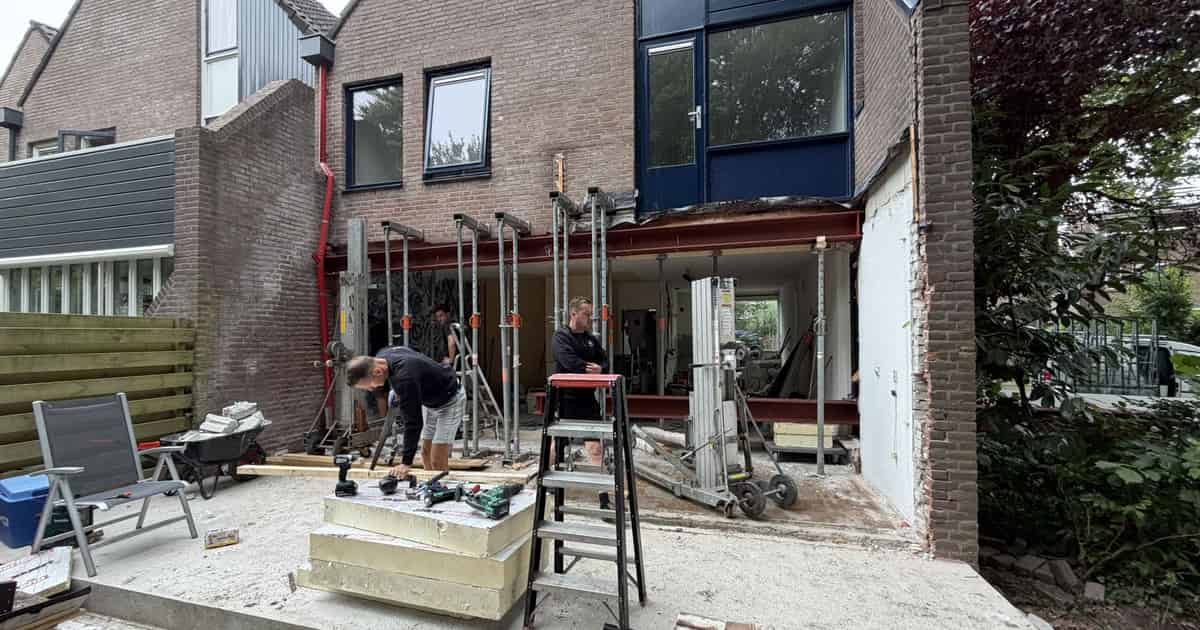 Geveldoorbraak en staalconstructie voor de aanbouw aan de Antoon Coolenlaan in Groningen