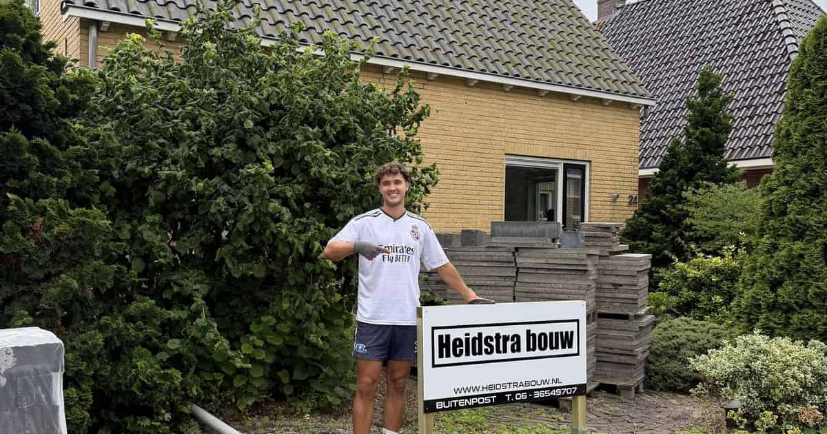 Bouwbord van Heidstra Bouw bij de aanbouw aan de Julianalaan in Buitenpost