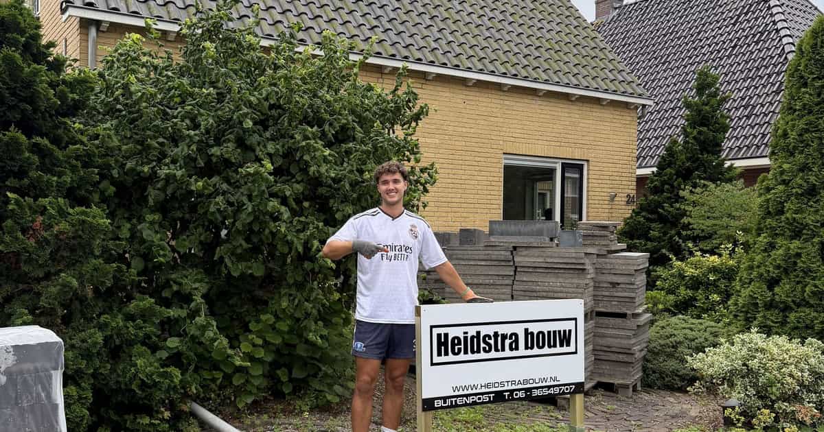 Bouwbord van Heidstra Bouw bij de aanbouw aan de Julianalaan in Buitenpost