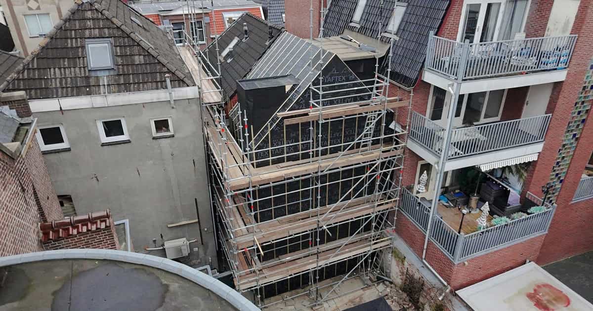 Steigers bij de aanbouw en dakrenovatie aan de Nieuwstad in Groningen