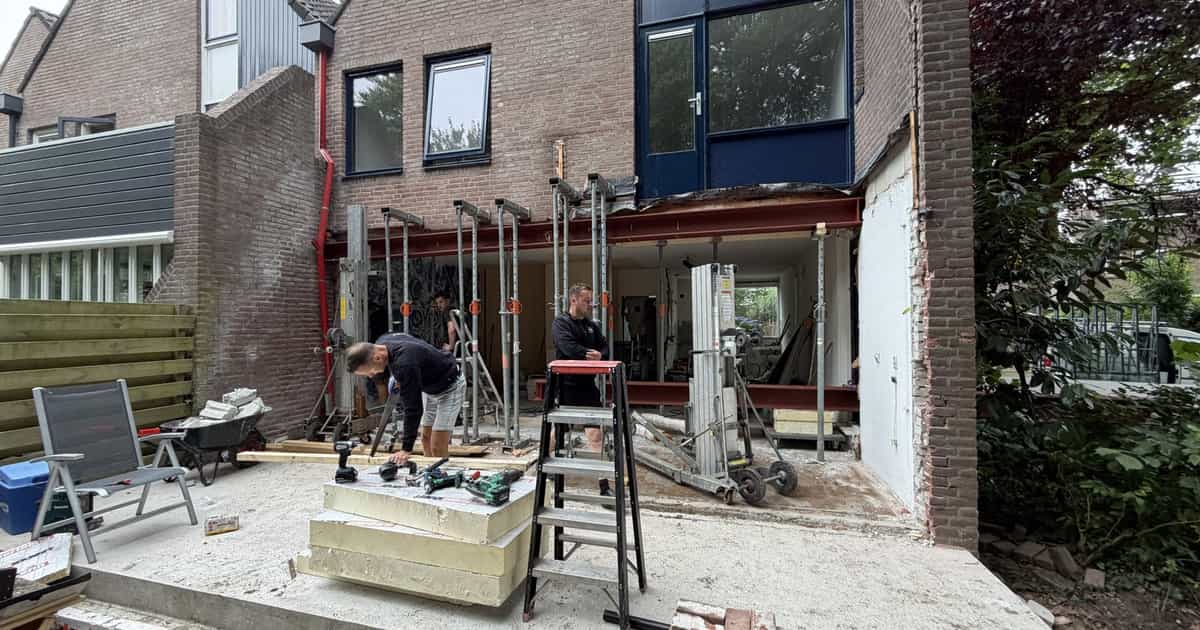 Stempels en een nieuwe stalen draagconstructie bij de geveldoorbraak aan de Antoon Coolenlaan in Groningen