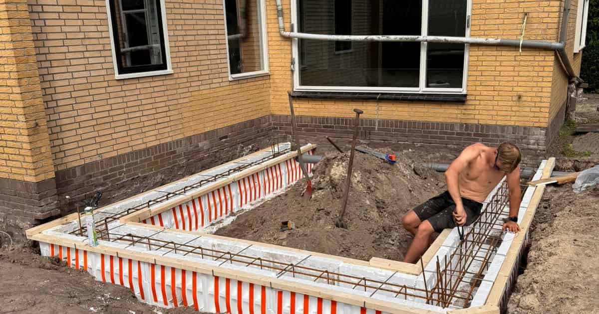 Fundering voor de aanbouw aan de Julianalaan in Buitenpost