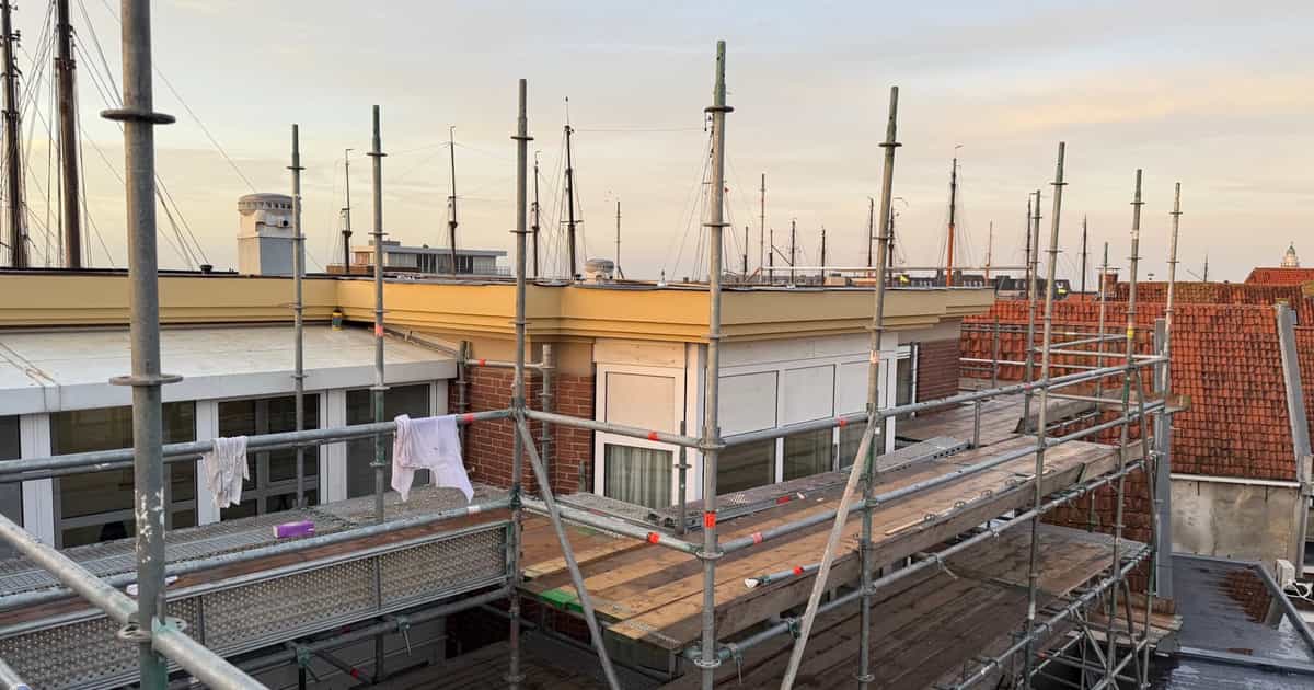 Steiger langs de nieuwe boeidelen van een pand in Harlingen tijdens het onderhoud door Heidstra Bouw