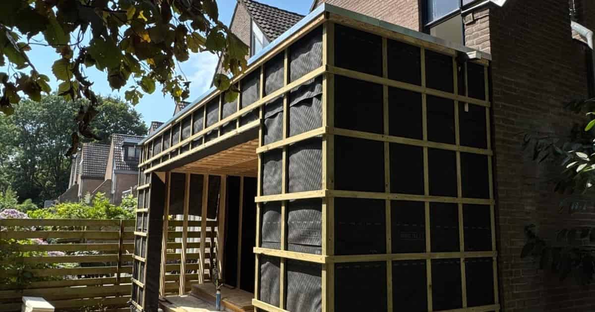Houtskelet van de gevel van de aanbouw aan de Antoon Coolenlaan in Groningen tijdens de ruwbouw