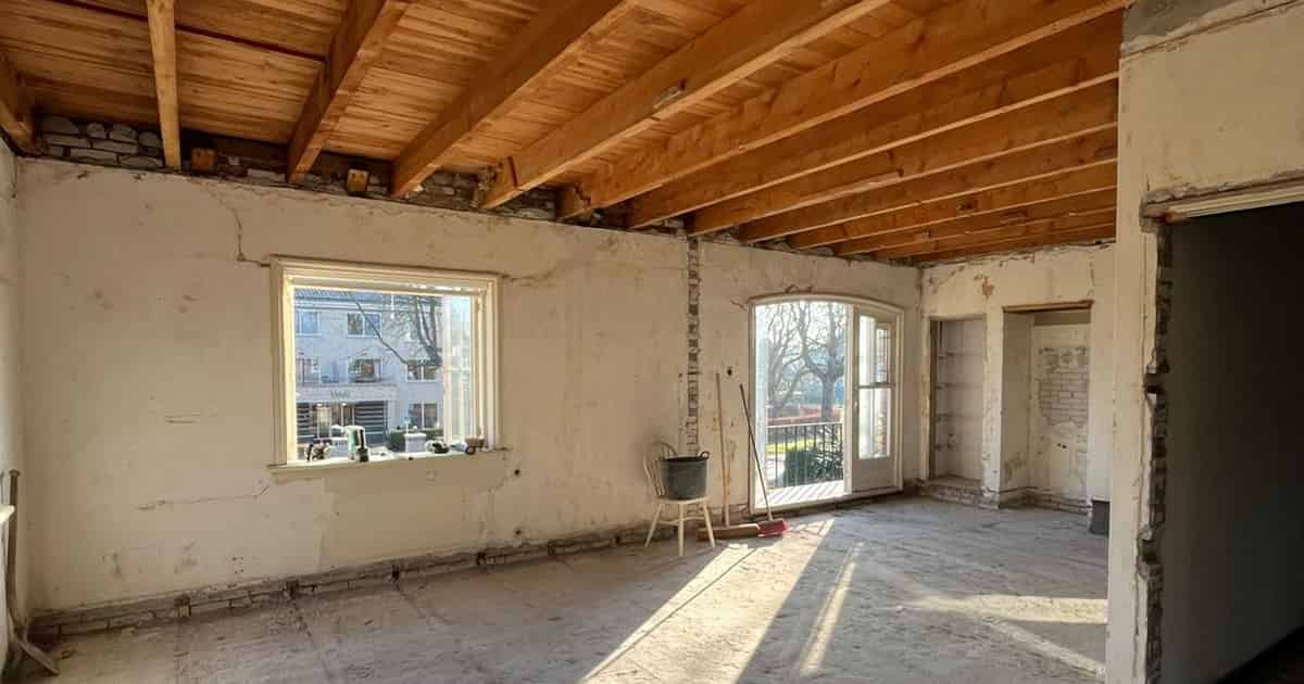 Gestripte woonruimte tijdens de renovatie aan de Dilgtweg in Haren