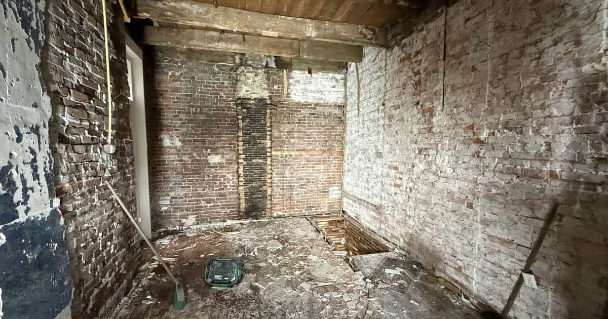 Strippe romte by de renovaasje fan it histoaryske pân oan it Gedempte Zuiderdiep yn Grinslân