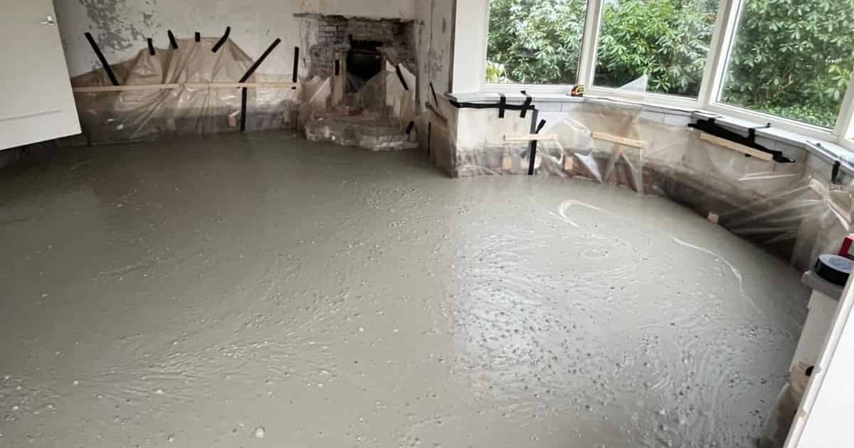 Vers gestorte schuimbetonvloer op de begane grond van de woning aan de Dilgtweg in Haren