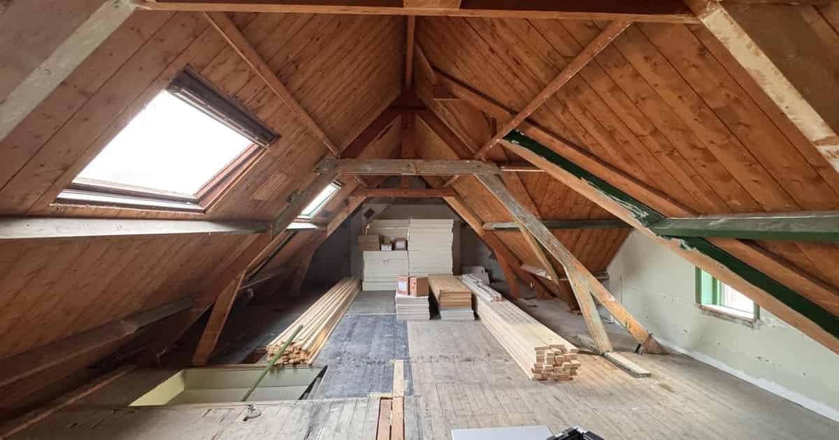 Stripped attic with timber roof structure on the Dilgtweg in Haren