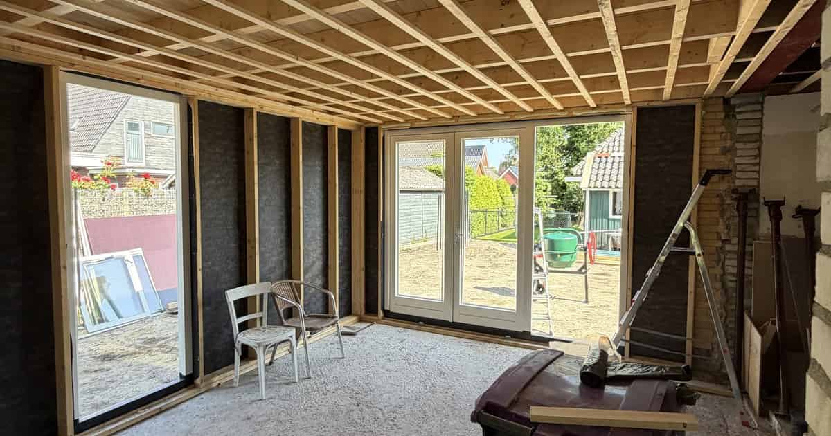Binnenzijde van de aanbouw aan de Julianalaan in Buitenpost met openslaande tuindeuren tijdens de bouw